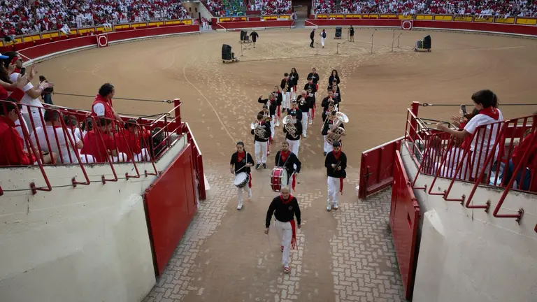 Momentos previos al octavo encierro de San Fermín del 14 de julio de 2025 con toros de Miura. MAITE H. MATEO
