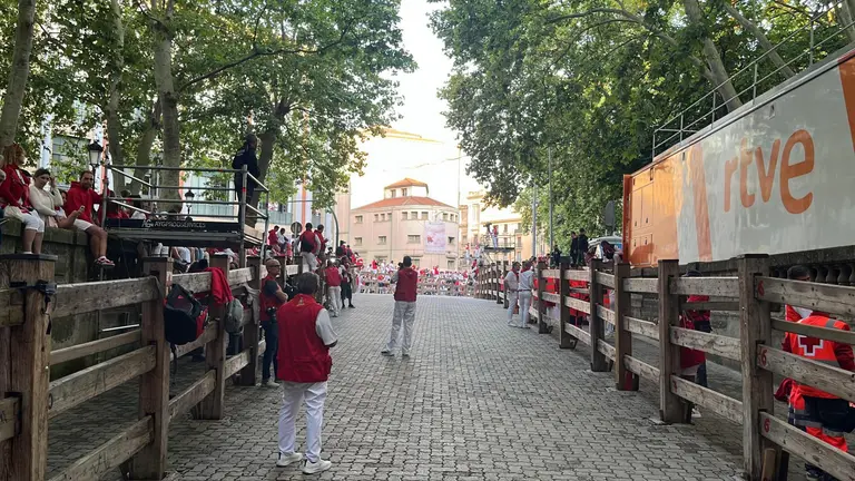 Momentos previos al octavo encierro de San Fermín del 14 de julio de 2025 con toros de Miura. PABLO LASAOSA
