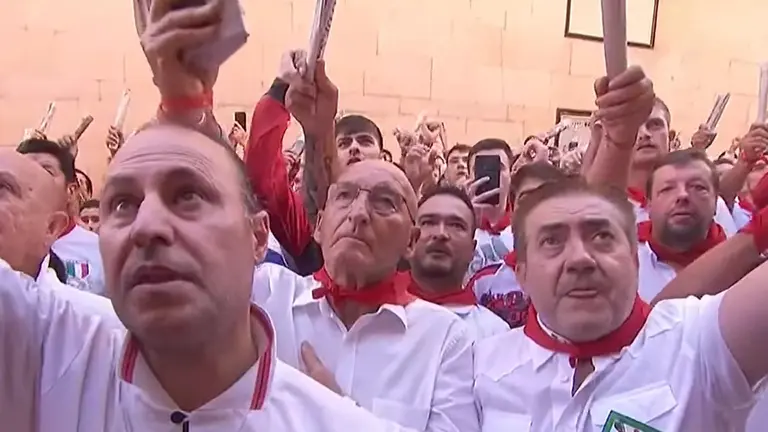 Momentos previos al octavo encierro de San Fermín del 14 de julio de 2025 con toros de Miura. RTVE