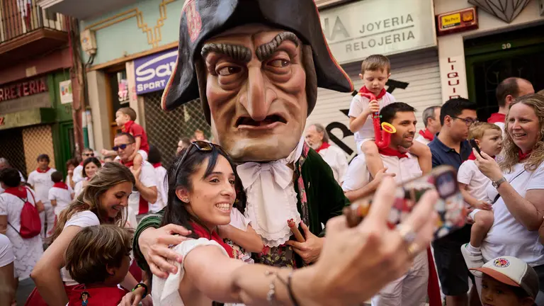 La Comparsa de Gigantes y Cabezudos realiza su última salida de San Fermín 2025 con bailes en la plaza del Ayuntamiento. PABLO LASAOSA