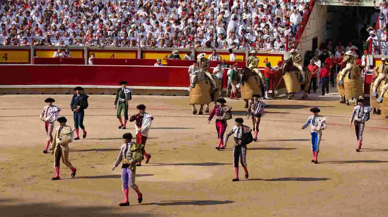 Pasesillo de la íltima corrida de la Feria de San Fermín con toros de Miura para los diestros EScribano, Castaño y Colombo. MAITE H. MATEO