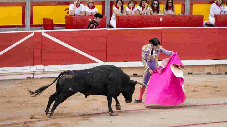 Escribano durante su faena con el capote. MAITE H. MATEO