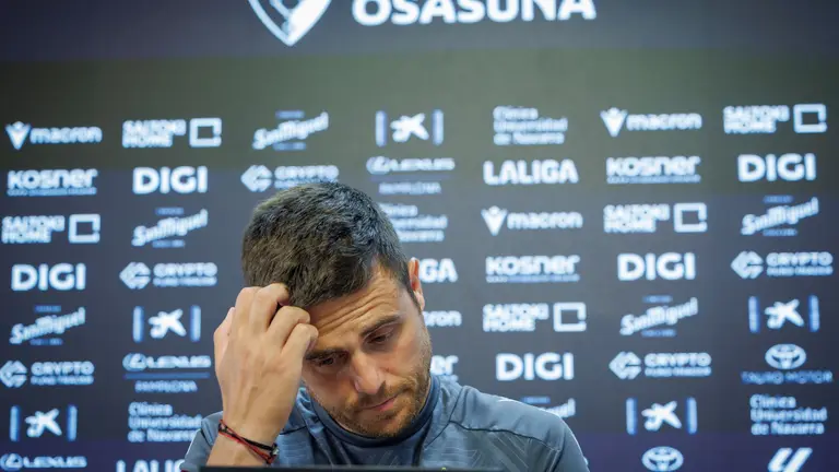 El entrenador de Osasuna, Alessio Lisci, durante una rueda de prensa que ha ofrecido en Tajonar. EFE/ Villar López