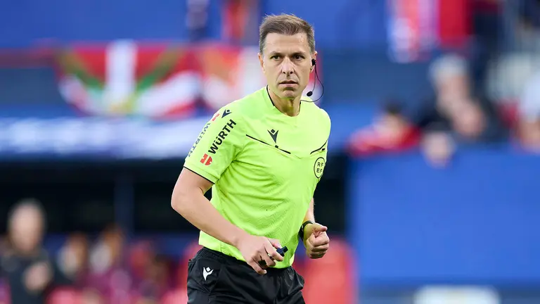 El árbitro Adrian Cordero Vega durante el partido Osasuna - Sevilla en abril de 2025. Ricardo Larreina / AFP7 / Europa Press.
