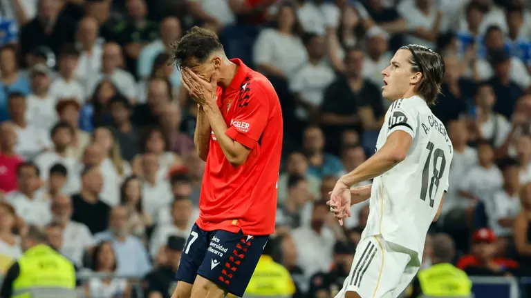 El defensa del Real Madrid Álvaro Carreras (d) y el delantero croata de Osasuna Ante Budimir durante el partido de la primera jornada de LaLiga que Real Madrid y Atlético Osasuna disputan hoy martes en el estadio Santiago Bernabéu. EFE/Mariscal