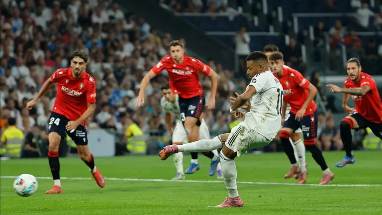 El delantero francés del Real Madrid Kylian Mbappé marca su gol de penalti durante el partido de la primera jornada de LaLiga que Real Madrid y Atlético Osasuna disputan hoy martes en el estadio Santiago Bernabéu. EFE/Mariscal