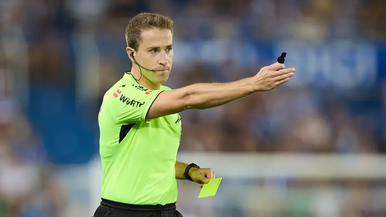 El árbitro riojano de primera división Miguel Sesma Espinosa en el partido Alavés - Levante. Ricardo Larreina / AFP7 / Europa Press.