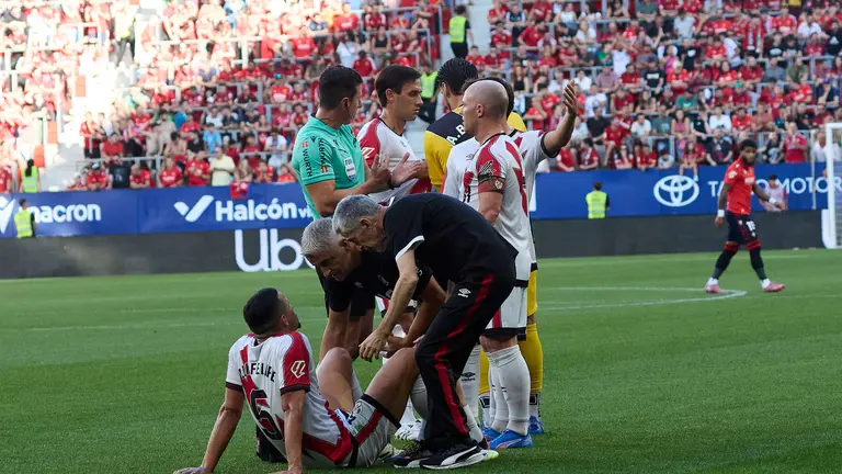 Partido entre CA Osasuna y Rayo Vallecano disputado en el estadio de El Sadar en Pamplona. IÑIGO ALZUGARAY