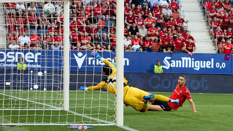 Los jugadores de Osasuna celebran el gol de Raúl García (1-0) durante el partido de La Liga EA Sports entre CA Osasuna y Rayo Vallecano disputado en el estadio de El Sadar en Pamplona. IÑIGO ALZUGARAY