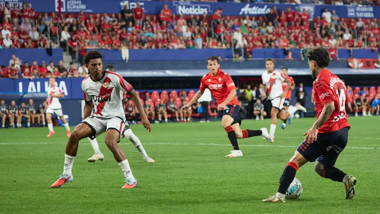 Partido entre CA Osasuna y Rayo Vallecano disputado en el estadio de El Sadar en Pamplona. IÑIGO ALZUGARAY