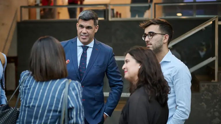 Javier García, del PPN, minutos antes de comenzar el Pleno del Parlamento. PABLO LASAOSA.