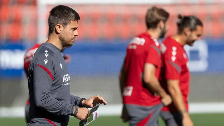 El italiano Alessio Lisci en un entrenamiento con sus jugadores en El Sadar. CA Osasuna.