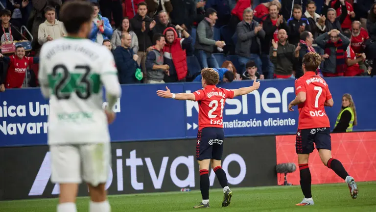 Los jugadores de Osasuna celebran el gol de Víctor Muñoz (1-0) durante el partido de La Liga EA Sports entre CA Osasuna y Elche CF disputado en el estadio de El Sadar en Pamplona. IÑIGO ALZUGARAY