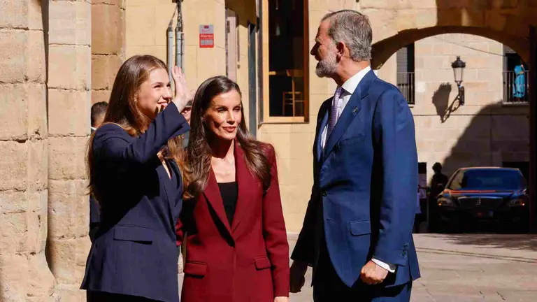 La princesa Leonor junto con el rey Felipe VI y la reina Letizia tras la presentación del documento del Principado de Viana en el Palacio de Navarra, sede del Gobierno Foral, este viernes en Pamplona, Navarra, en el primer viaje oficial de la heredera de la Corona a la Comunidad Foral y con el que quiere subrayar su vínculo a través del título que ostenta de princesa de Viana, que fue creado hace 602 años. EFE/Villar López