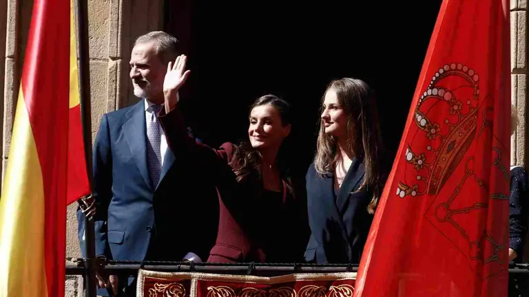 La princesa Leonor, la reina Letizia y el rey Felipe saludan al público desde el balcón del ayuntamiento de Viana en el primer viaje oficial de la heredera de la Corona a la Comunidad Foral. EFE/ Jesús Diges