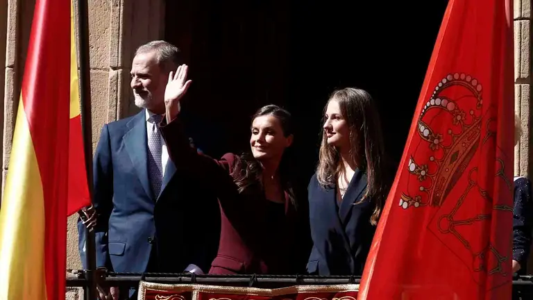 FOTODELDIA VIANA (NAVARRA), 26/09/2025.- La princesa Leonor (d), la reina Letizia (c) y el rey Felipe saludan al público desde el balcón del ayuntamiento de Viana en el primer viaje oficial de la heredera de la Corona a la Comunidad Foral y con el que quiere subrayar su vínculo a través del título que ostenta de princesa de Viana, que fue creado hace 602 años. EFE/ Jesús Diges