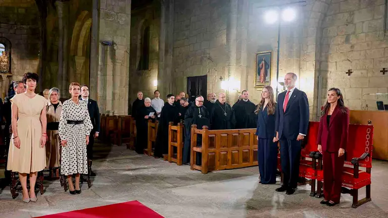 YESA (NAVARRA), 26/09/2025.- Los reyes y la princesa Leonor presiden el homenaje a los reyes de Navarra y al Reino de Navarra, este viernes en el Monasterio de San Salvador de Leyre, en Yesa, acompañados por la presidenta de Navarra, María Chivite (2i), y Elma Saiz (izda), ministra de Inclusión, Seguridad Social y Migraciones. EFE/Villar López POOL