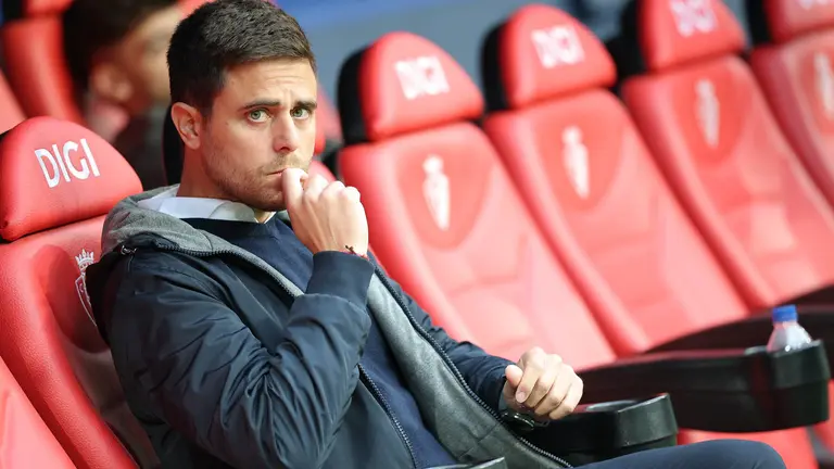 El entrenador italiano Alessio Lisci en el banquillo de su equipo en el estadio de El Sadar. CA Osasuna.