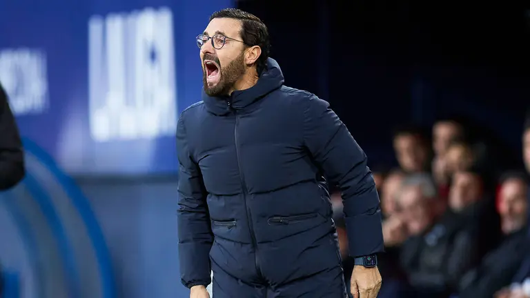 El entrenador del Getafe, José Bordalás, hablando con sus jugadores. Ricardo Larreina / AFP7 / Europa Press.