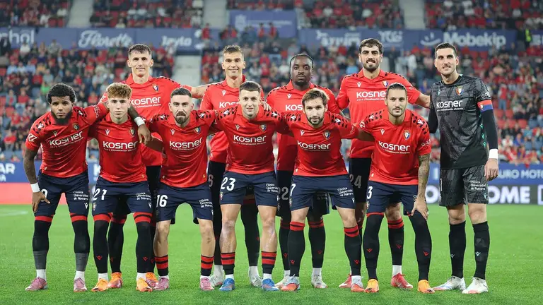 El once titular de los rojillos posando antes del partido ante el Getafe en El Sadar. CA Osasuna.