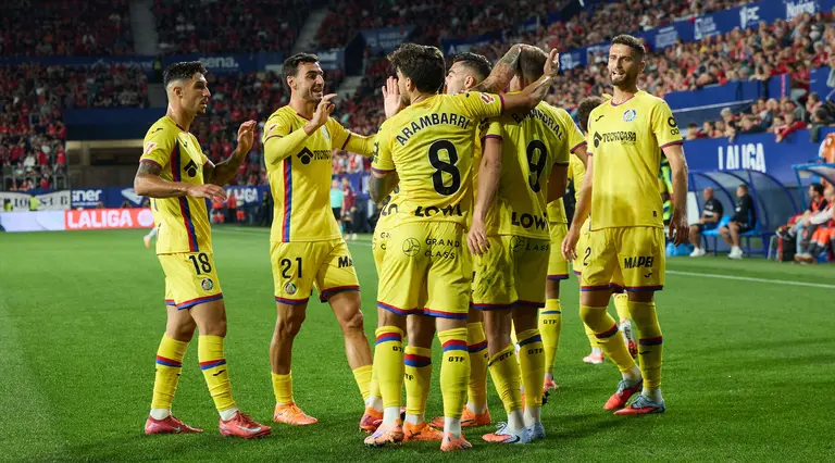 Los jugadores del Getafe CF celebran el gol de Borja Mayoral (0-1) durante el partido de La Liga EA Sports entre CA Osasuna y Getafe CF disputado en el estadio de El Sadar en Pamplona. IÑIGO ALZUGARAY
