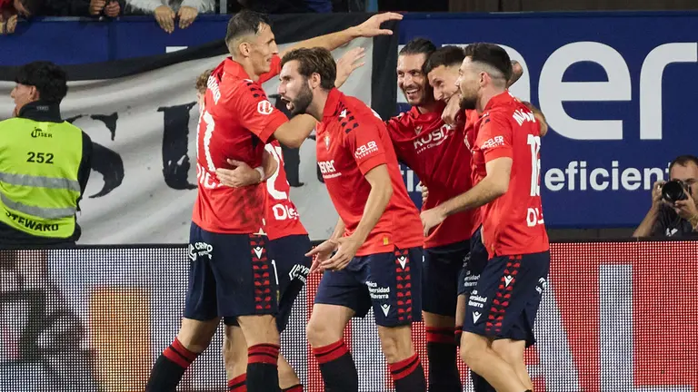 Los jugadores de Osasuna celebran el gol de Abel Bretones (1-1) durante el partido de La Liga EA Sports entre CA Osasuna y Getafe CF disputado en el estadio de El Sadar en Pamplona. IÑIGO ALZUGARAY