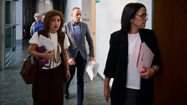 Yolanda Ibáñez, Juan Luis Sánchez de Muniáin y Leticia San Martín de UPN en su llegada a la Mesa y Junta de Portavoces del Parlamento. PABLO LASAOSA