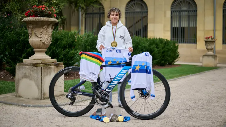 La presidenta de Navarra, María Chivite, recibe a la ciclista Paula Ostiz, campeona del mundo en ruta y subcampeona del mundo contrarreloj, ambas en modalidad junior, en el Campeonato Mundial de Ciclismo en Ruta 2025. PABLO LASAOSA
