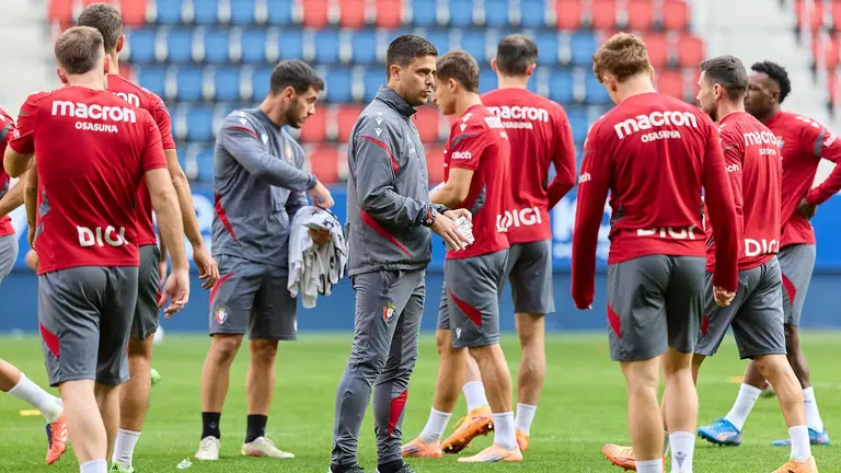 Lisci con sus jugadores en un entrenamiento en El Sadar. CA Osasuna.