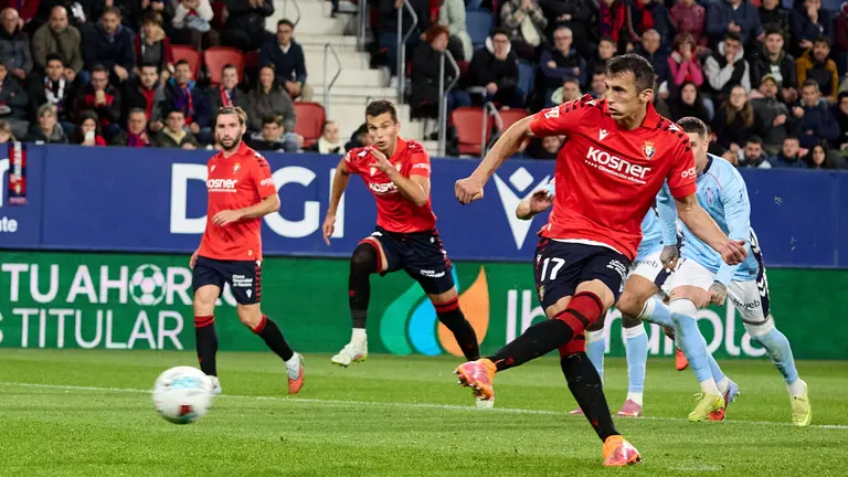 Los jugadores de Osasuna celebran el gol de Ante Budimir (1-1) durante el partido de La Liga EA Sports entre CA Osasuna y RC Celta disputado en el estadio de El Sadar en Pamplona. IÑIGO ALZUGARAY