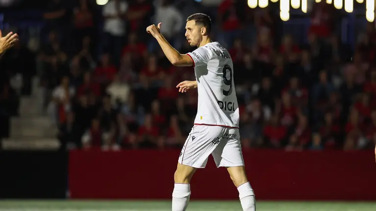Raúl García es el jugador más adelantado de los rojillos ante el Sant Jordi. CA Osasuna.