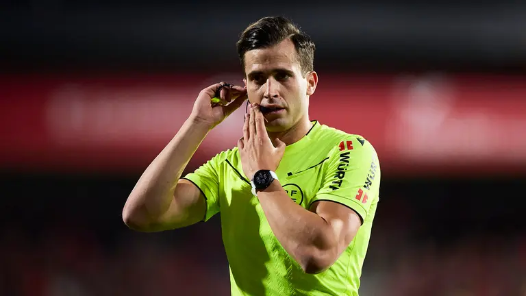 Jose Luis Guzman Mansilla es un árbitro andaluz de primera división. Ricardo Larreina / AFP7 / Europa Press.