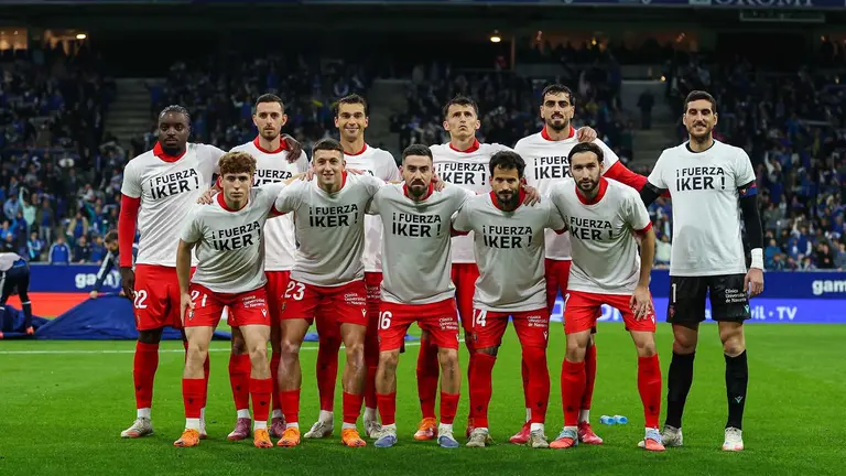 Los jugadores rojillos posan en Oviedo con una camiseta de apoyo a Iker Benito. CA Osasuna.
