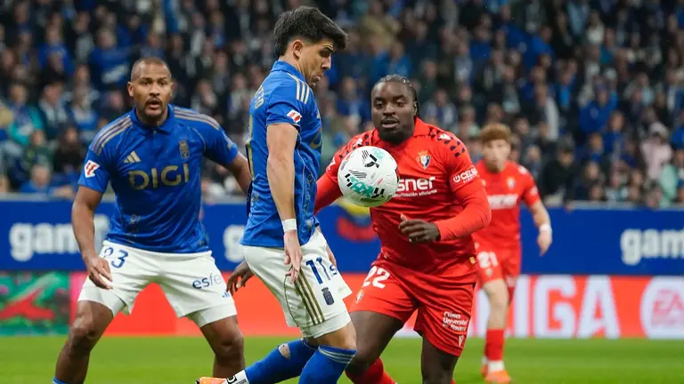 El defensa francés de Osasuna Enzo Boyomo (d) lucha el balón con el argentino Santiago Colombatto (c), del Oviedo, durante el partido de la jornada 11 de LaLiga que Real Oviedo y Atlético Osasuna disputan este lunes en el estadio Carlos Tartiere. EFE/Paco Paredes