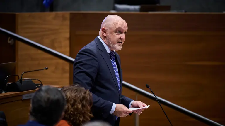 Javier Esparza interviene en la sesión plenaria. PABLO LASAOSA