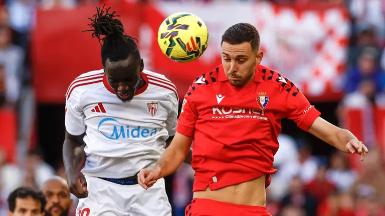 El centrocampista del Sevilla Batista Mendy (i) disputa un balón con el delantero del Osasuna Raúl García (d) durante el encuentro correspondiente a la jornada 12 de LaLiga entre Sevilla FC y CA Osasuna celebrado este sábado en el estadio Ramón Sánchez-Pizjuán de Sevilla. EFE/ Julio Muñoz