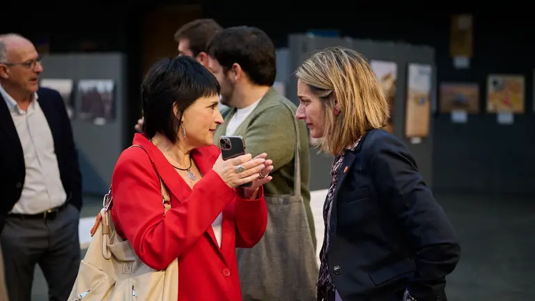 Laura Aznal (EH Bildu) junto a Miren Zabaleta, poco antes de iniciarse el debate del Estado de la Comunidad. Pablo Lasaosa