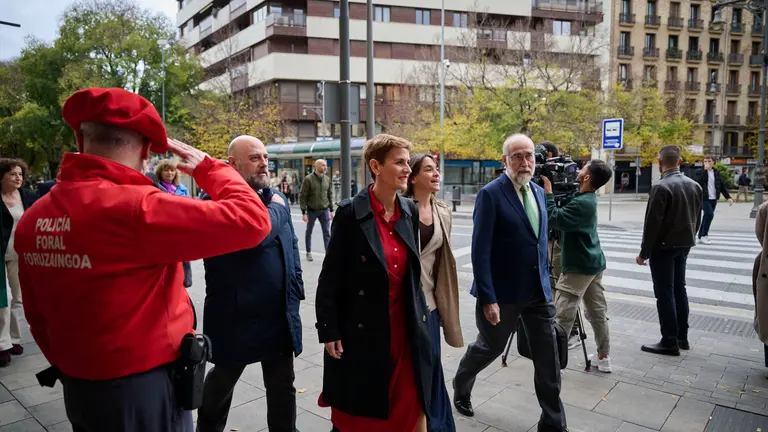 El consejero de Economía y Hacienda, José Luis Arasti junto a la presidenta Chivite, la consejera Alfaro y el consejero Domínguez minutos antes del inicio del debate del Estado de la Comunidad. Pablo Lasaosa