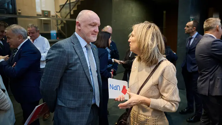 Javier Esparza charla con Cristina de Ibarrola minutos antes del arranque del debate del Estado de la Comunidad. Pablo Lasaosa