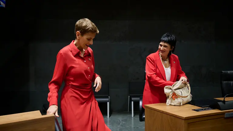 La presidenta del Gobierno de Navarra, María Chivite, junto a Laura Aznal (EH Bildu), minutos antes de comenzar el debate del Estado de la Comunidad. Pablo Lasaosa