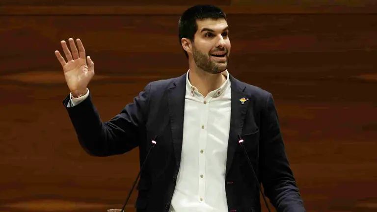 El portavoz de Contigo, Carlos Guzmán, durante su intervención en el Debate del Estado de la Comunidad. EFE/ Jesús Diges