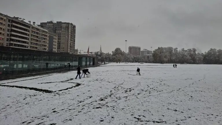 La nieve ha llegado este viernes a Pamplona, con una nevada que ha comenzado de madrugada y que ha sido intensa a primera hora, pero que no ha causado incidencias reseñables. En la imagen, nieve en la Vuelta del Castillo. EUROPA PRESS