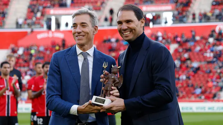 El CEO de Negocio del RCD Mallorca, Alfonso Díaz (i), junto al extenista Rafa Nadal (R) durante un homenaje antes del comienzo del partido liguero contra el Osasuna en el estadio Son Moix, Palma de Mallorca, este sábado. EFE/ Cati Cladera
