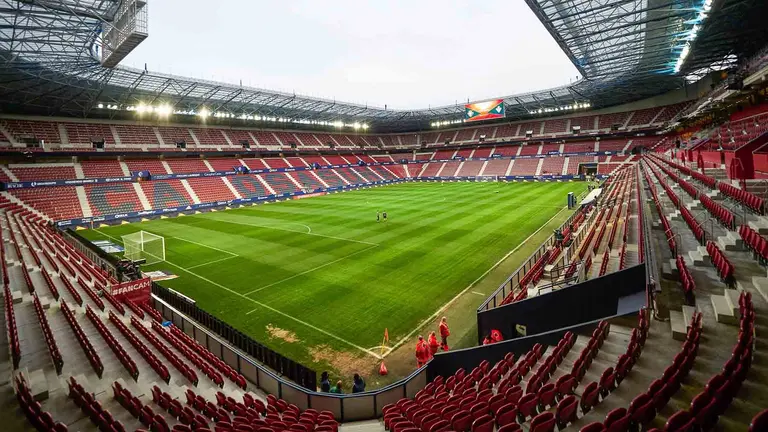 Imagen panorámica de las gradas del estadio de El Sadar en Pamplona. Eduardo Sanz / AFP7 / Europa Press.