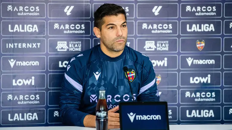 El entrenador del conjunto valenciano, Álvaro del Moral, en una rueda de prensa. Levante UD.