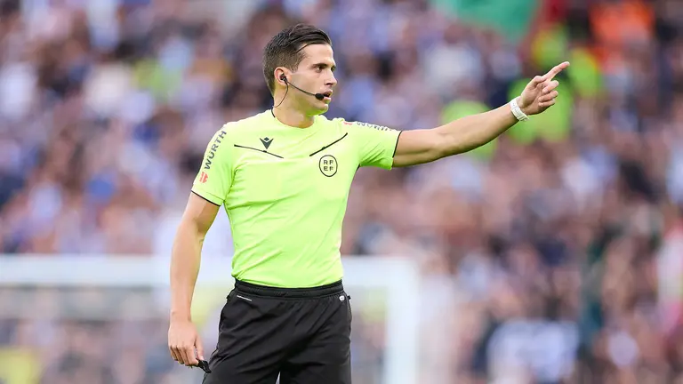 El árbitro de primera división Jose Luis Guzman Mansilla. Ricardo Larreina / AFP7 / Europa Press.