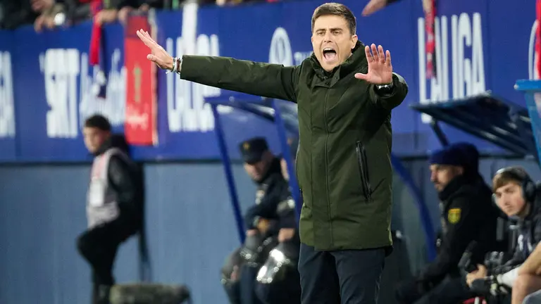 Alessio Lisci durante el partido entre CA Osasuna y Levante UD disputado en el estadio de El Sadar en Pamplona. IÑIGO ALZUGARAY