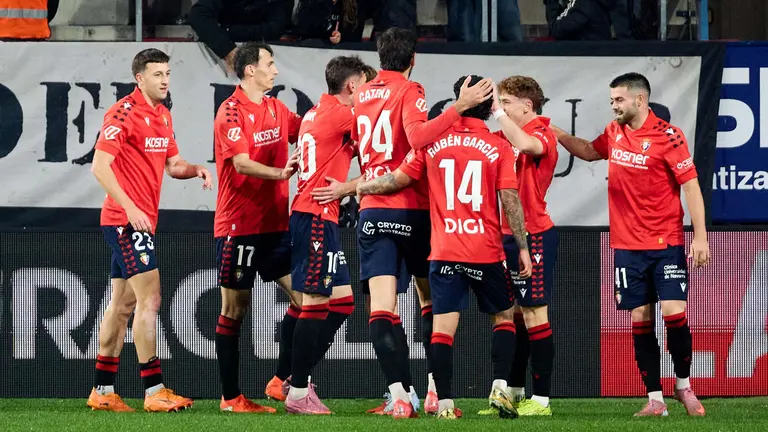 Los jugadores de Osasuna celebran el gol de Víctor Muñoz (1-0) durante el partido de La Liga EA Sports entre CA Osasuna y Levante UD disputado en el estadio de El Sadar en Pamplona. IÑIGO ALZUGARAY