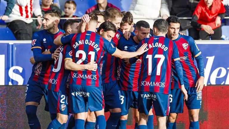 Los jugadores del equipo oscense celebran un gol en su estadio. SD Huesca.