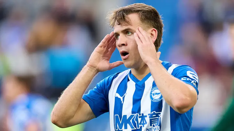 El navarro Pablo Ibáñez con la camiseta del deportivo Alavés. Ricardo Larreina / AFP7 / Europa Press.